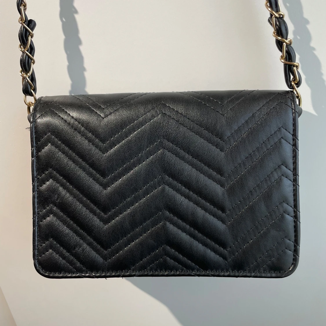 Svart quiltad axelväska med kedja - 2