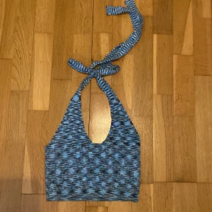 Blåmönstrad halterneck topp NLY Trend - Säljer en topp som visar magen och är perfekt för en dag på stranden