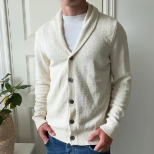 Cardigan Massimo Dutti button up  - Cardigan / button up från Massimo Dutti i storlek L då modellen är 180,75 kg. Kom med frågor!Inga defekter  