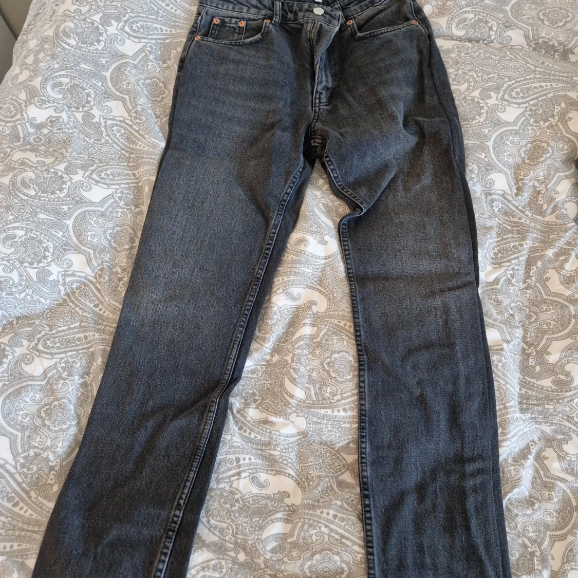 Grå jeans straight fit från Zara