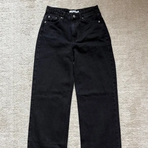 Svarta jeans från NA-KD - Säjer dessa oanvända jeansen från NA-KD.