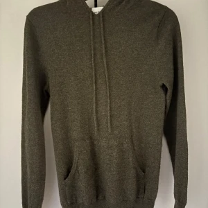 John Henric Kashmir hoodie  - Sjukt snygg mörkgrön Kashmir hoodie från John Henric] Skick:9/10 väldigt bra] Storlek:S] Hör av er vid fundering, pris kan diskuteras vid snabb affär! 