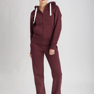 RUSSEMERCH HELA SÄTTET - Mysig vinröd hoodiejacka med vit snörning och dragkedja framtill. Jackan har huva, ribbade muddar och kängurufickor. Perfekt för chill dagar eller när du vill ha en avslappnad look.