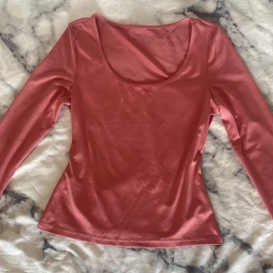 Rosa långärmad topp från SHEIN - Säljer en snygg rosa långärmad topp från SHEIN i storlek Tall S. Toppen har en djup rundad halsringning och är gjord i mjuk och stretchig polyesterblandning. Perfekt för dig som gillar en enkel men stilren look med feminin touch. Toppen kom i fel storlek och darför kom den ej till användning! 