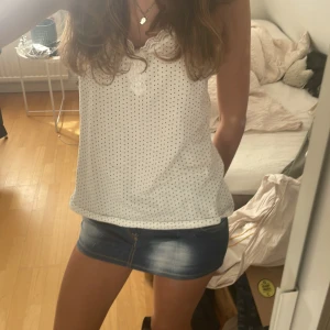 Blå jeanskjol med snörningsdetaljer - Skit Snygg kort jeanskjol i blått och ljusa detaljer och coola knappar framtill. Kjolen har tre dekorativa knappar och fickor både fram och bak. Passformen är tight och passar perfekt för dig som gillar en trendig och ungdomlig stil. mycket bra skick och är i storlek S men är som en xs. Hör av dig om du har några frågor eller funderingar 💕