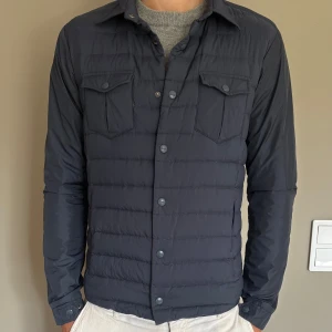 Herno jacka  - Säljer denna riktigt snygga jacka från Herno. Perfekt nu till hösten. Den är i riktigt bra skick, använd fåtal gånger. Nypris på denna ligger på 6000kr.