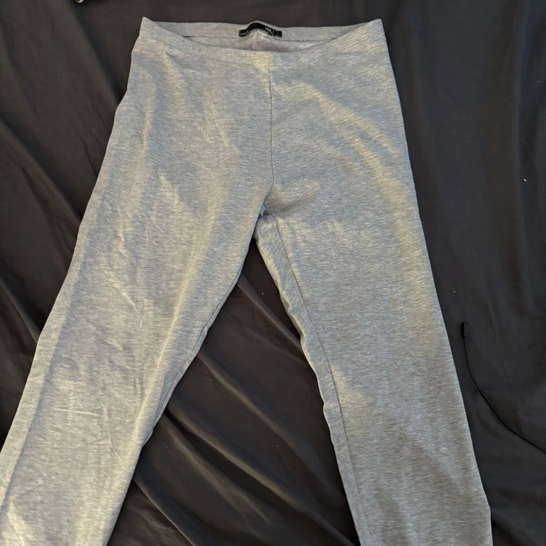 Säljer ett par gråa byxor från lager 157