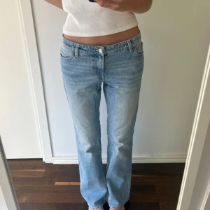 Jeans - Superfina ljusblå jeans med låg midja från Monki. Endast använd ett fåtal gånger och därför i mycket bra skick. Jag är 175 cm för referens. 