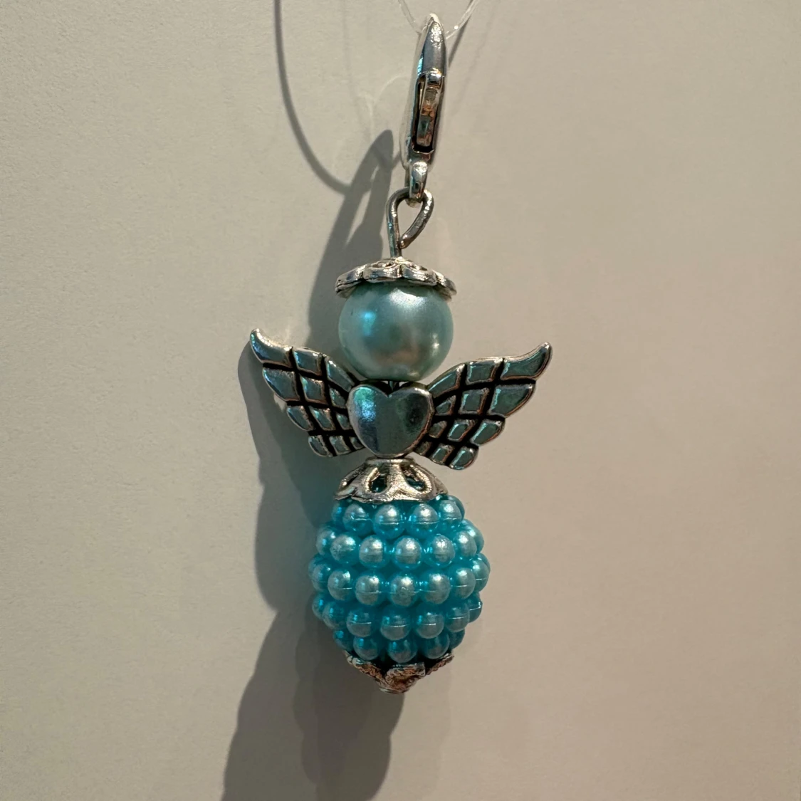 Halsband med blå pärlangel