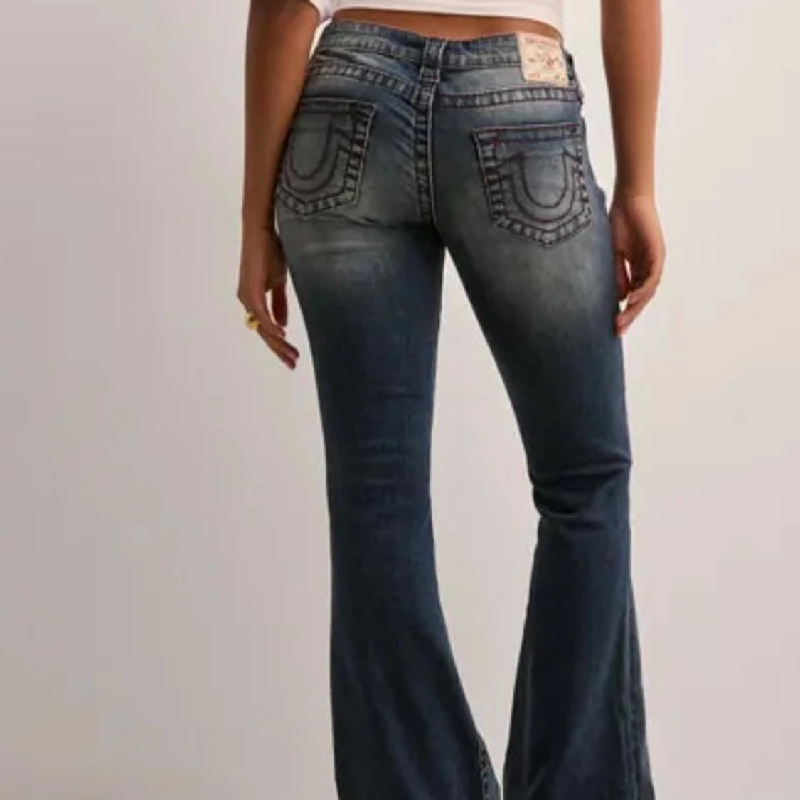 Blå bootcut jeans från True Religion - 1