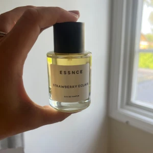 ESSNCE Strawberry Eclair parfym - ESSNCE Strawberry Eclair Eau de Parfum.  Provsprutad. Ej min typ av doft. 