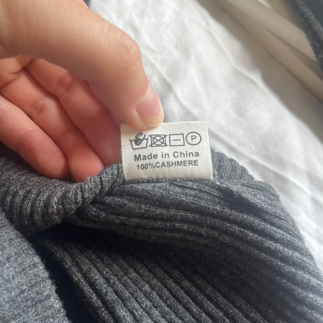 Grå ribbad tröja med cut-out Soft Goat - 2