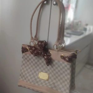 Sötaste väskan! - Super fin och praktisk väska. Inga skador, bara lite damm. Priset kan diskuteras, hör gärna av 🤎.  Faux leather 
