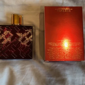 Versace röd parfym  - Säljer denna goda doften från versace den är bara använda några gånger och det är cirka 85-95 ml parfym kvar i den