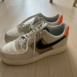 Nike Air Force 1  - Säljer ett par unika Nike Air Force 1 sneakers i storlek 40! Sparsamt använda. Nypris runt 1500 kr, mitt pris 700 kr. Köparen står för frakt🫶🏻