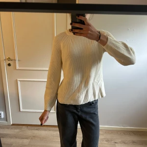 Stickad tröja  - Offwhite stickad tröja från only. Väldigt mjuk och skön i materialet. Den är lite sliten i nedkant och även i nacken men jag tror att mycket går att fixa till. Storlek S men skulle säga att den är mer XS