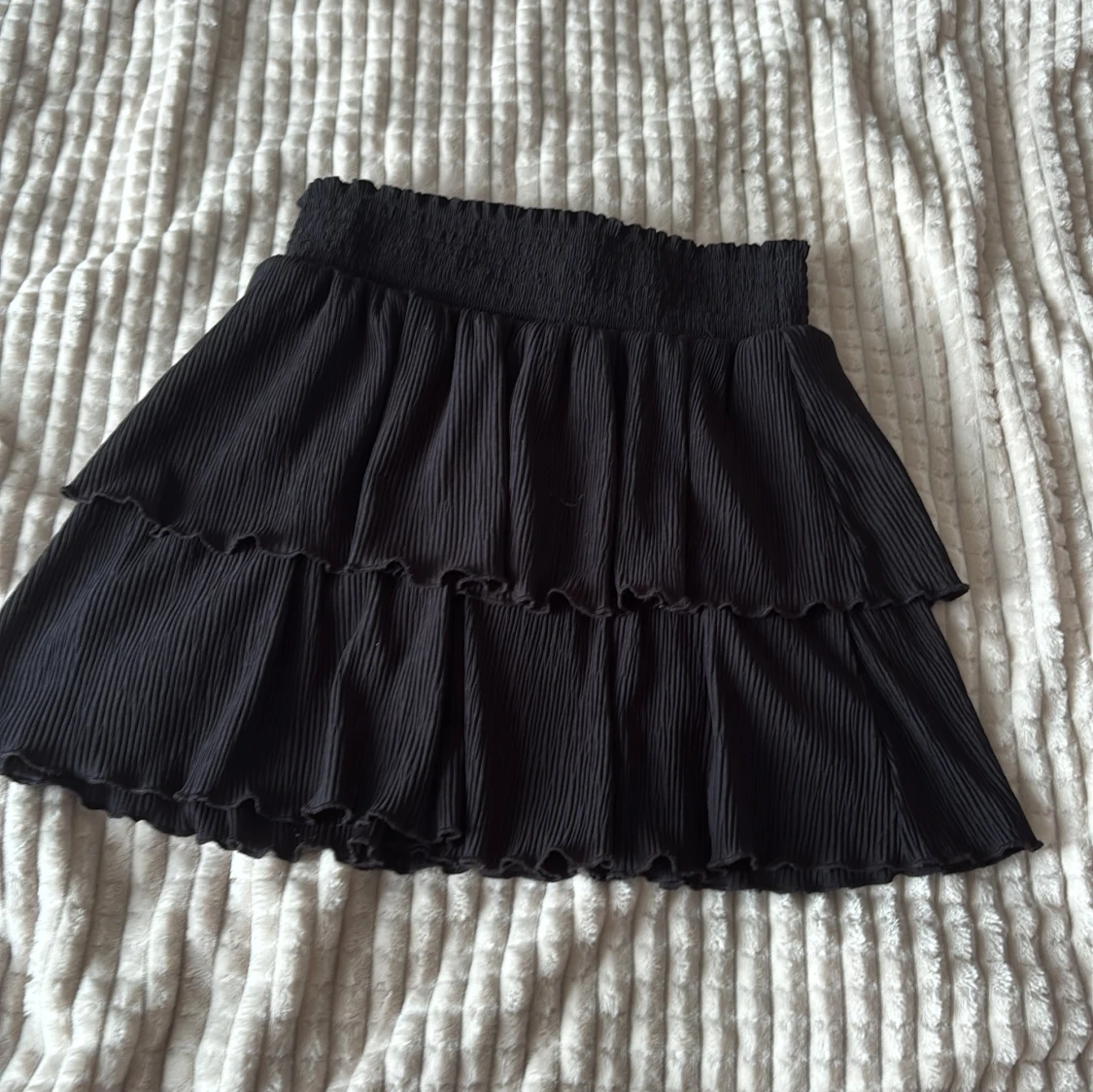 Svart volangkjol från Kappahl