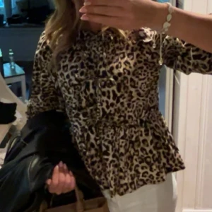 Leopard blus  - Jättefin blus med knyten fram, storlek s och använd fåtals gånger🤎