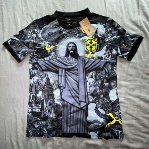 Nike Brasil grafisk fotbollströja S - Unik Brasilien fotbollströja från Nike med grafiskt tryck av Kristusstatyn och detaljer i gult. Tröjan har korta ärmar, svart bas och konstnärliga mönster i grått och vitt. Tillverkad i Dri-FIT material som andas. Perfekt för dig som vill sticka ut på planen.
