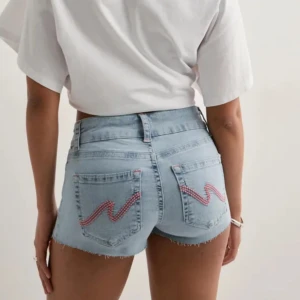 Jeansshorts - Supersöta shorts från Nelly! Endast använda 1 gång så i nyskick. Storlek 36. Skriv för egna bilder eller frågor. Nypris 499 säljer för 200