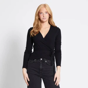 Svart wrap topp - Svart omlottopp med lång ärm och snygg v-ringning. Toppen har knyt i sidan💕har användit den en gång 💕