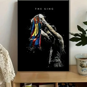 Lionel Messi  - En tavla  med ett stilrent omslag där en idrottare håller upp en fotbollströja med nummer 10. Perfekt för dig som älskar sport och vill ha inspiration från ikoniska ögonblick. Passar utmärkt som present till unga sportfans eller som snygg inredningsdetalj.