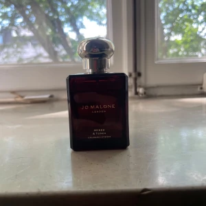 Jo Malone Myrrh & Tonka 50ml parfym - Exklusiv parfym från Jo Malone London, Myrrh & Tonka Cologne Intense. Flaskan är mörkbrun med en lyxig silverfärgad rund kork och rymmer 50 ml. Doften är varm och djup med inslag av myrra och tonkaböna. Perfekt för dig som gillar eleganta och unika dofter. Använts knappast 