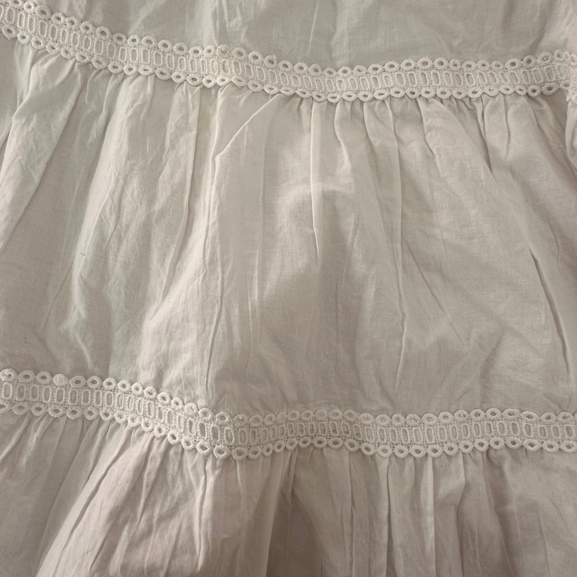 Vit långkjol med spetsdetaljer - 3