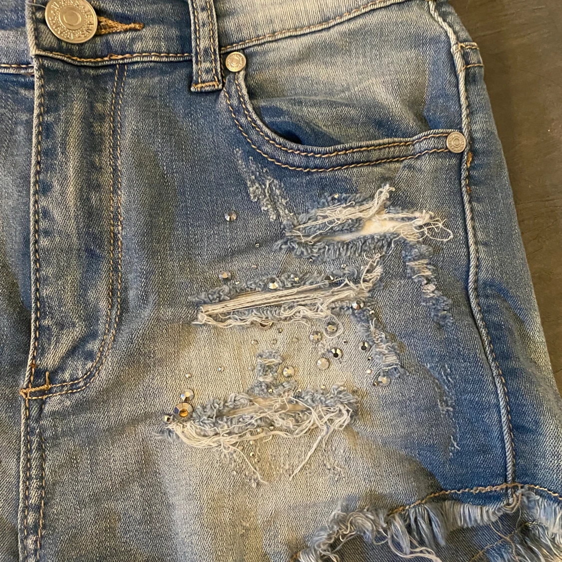 Blå jeansshorts med pärlor - 2