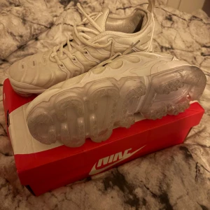 Nike Air Vapormax Plus All White 43 - Nike Air Vapormax Plus som knappt är använda. Använd ca 1 halv dag ute och sedan några gånger på gymmet annars har dem bara varit oanvända dem är i bra skick och storlek 43 kartong tillkomme.                            Pris kan diskuteras vid snabb och enkel affär vid frågor hör av er OBS SER SMUTSIGA UT PÅ BILDEN PGA LJUS 