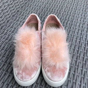 Steve Madden rosa sneakers med päls - Unika sneakers från Steve Madden i ljusrosa sammet med fluffig ljusrosa pälsdetalj på ovansidan. Skorna har vit platt sula och slip-on-modell, perfekta för dig som vill sticka ut. Aldrig använda. Storlek 36