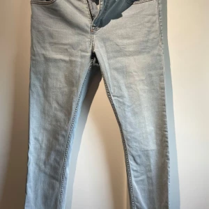 Ljusblå jeans från Emilio Denim Issue - Snygga ljusblå jeans från Emilio Denim Issue med klassisk femficksdesign och raka ben. Är i gott skick💞