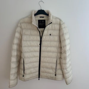 Krämvit dunjacka Morris - Snygg krämvit dunjacka från Morris. Perfekt för lite kyliga dagar. Den är mycket svår att hitta och slutsåld i lager överallt i storlek S. Storlek: S - Skicket på jackan är väldigt bra utan några defekter alls, nästintill nytt skick - Pris: 1299 - Nypris: 2899 - Skriv vid funderingar!