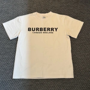 Vit Burberry t-shirt  - Vit Burberry t-shirt i storlek M, som som är knappt använd.