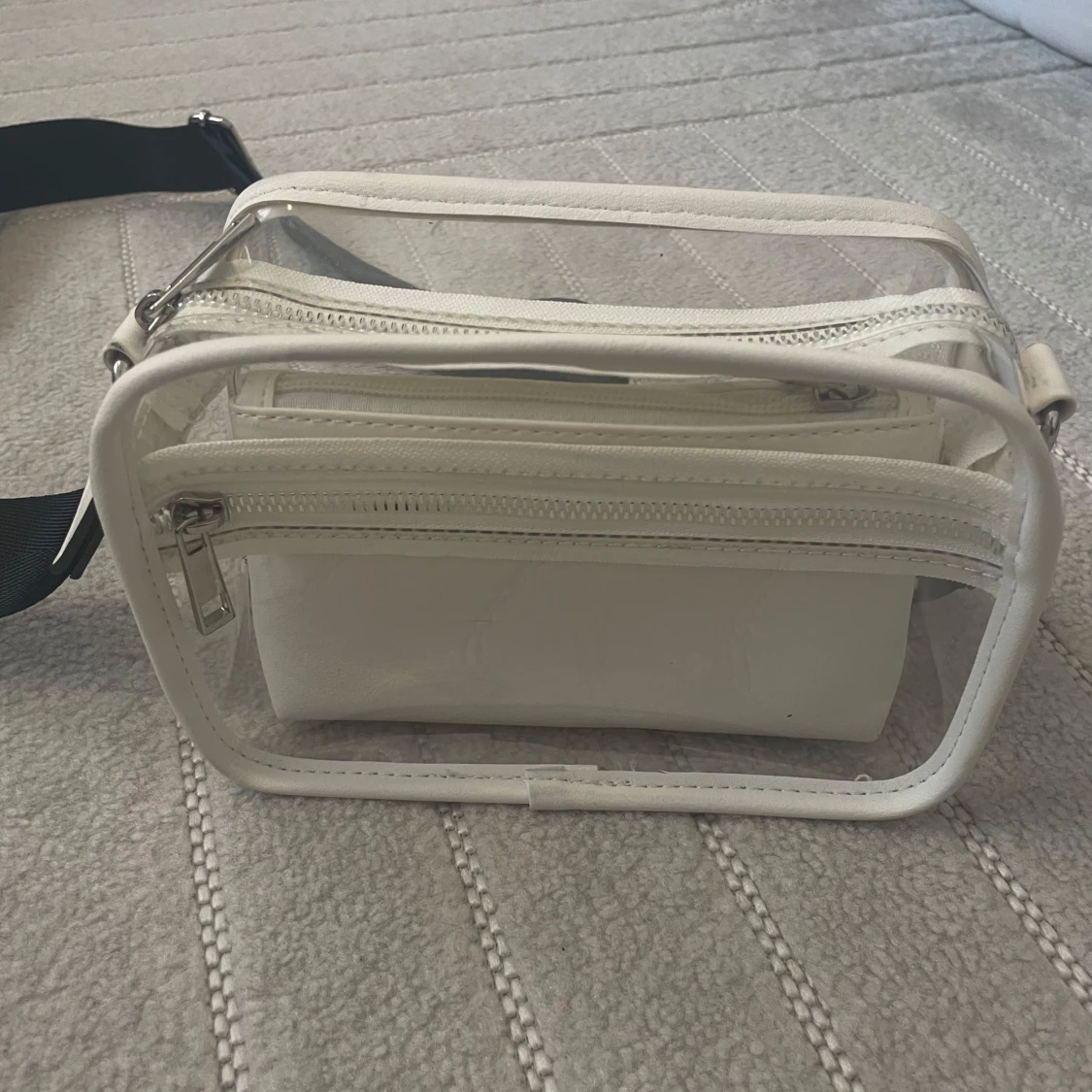 Transparent axelväska med vit mindre väska.