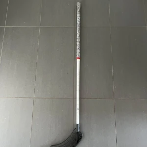 Zone Airlight Innebandyklubba - Snygg och lätt innebandyklubba från Zone, perfekt för dig som vill ta ditt spel till nästa nivå! Klubban har ett coolt mönstrat grepp och kommer med tre olika blad för att passa din spelstil. Passar både träning och match – redo för action på planen! Klubban kan säljas med valfritt antal blad.