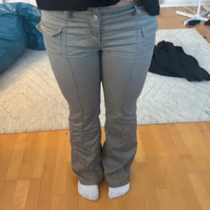 Skitsnygga gröna lågmidjade bootcut jeans - Snygga gröna lågmidjade jeans från Nelly. Byxorna har fickor fram och bak samt markerade sömmar längs benen. Perfekta för dig som gillar en klassisk men trendig look.