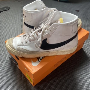 Nike Blazer Mid '77 Vintage vit/svart - Säljer mina gamla Nike Blazers eftersom att de har blivit för små för mig. De är i bra skick och har inga synliga defekter. Perfekt för någon som vill ha något för varje dag. Priset kan diskuteras! ☺️