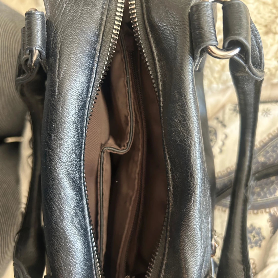 Svart väska med nitar - 2