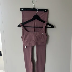 Mauve/ lila kit från ICANIWILL - Säljer ett par snygga mauve-färgade leggings med matchande topp från ICANIWILL i storlek S