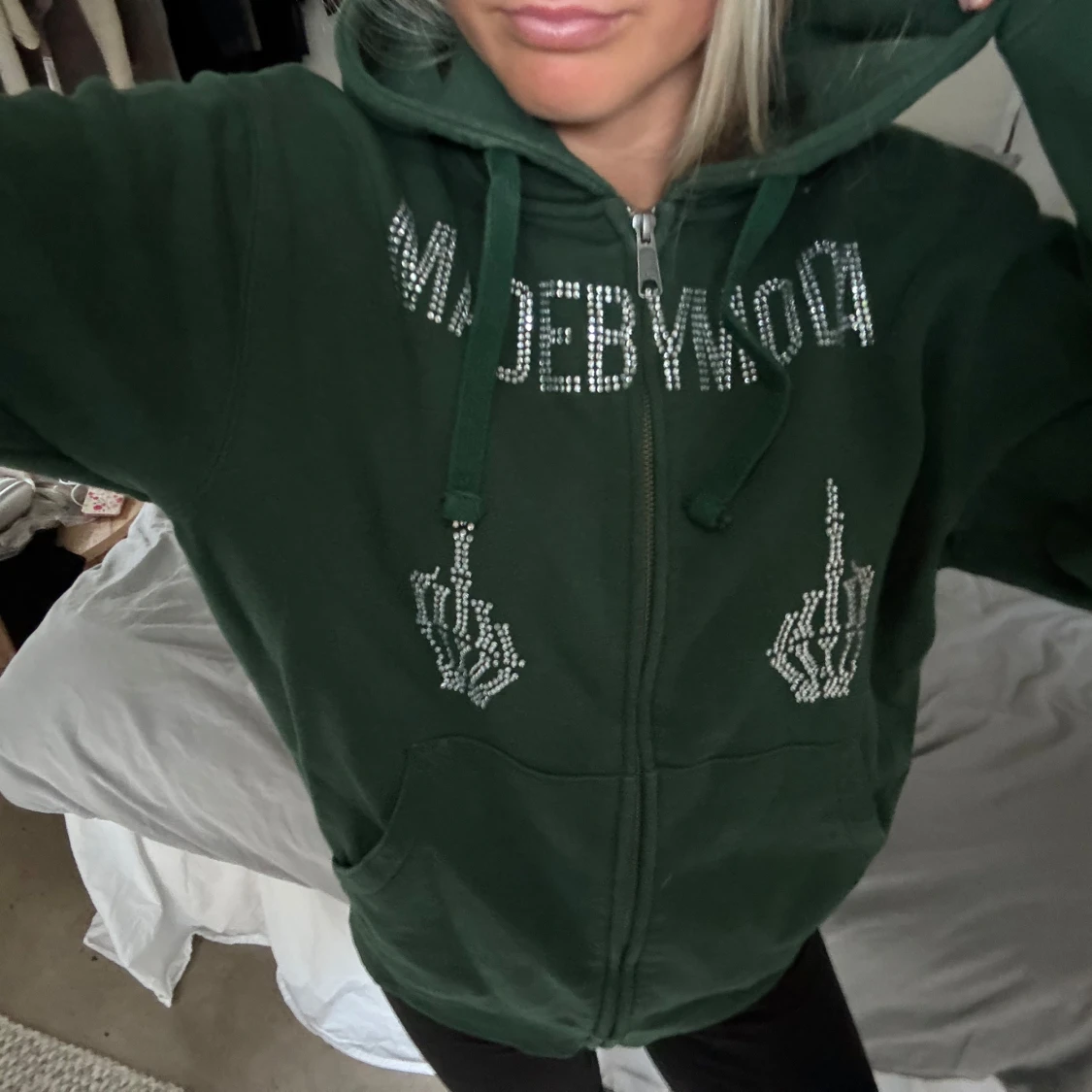 Mörkgrön hoodie med strass från Madebymoda