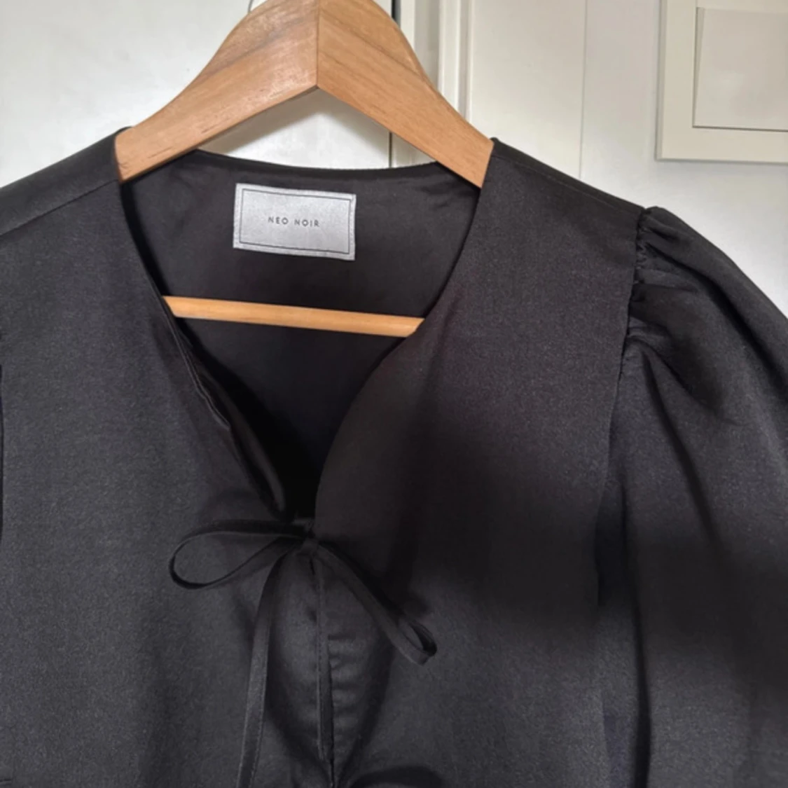 Svart blus med puffärm från Neo Noir - 1