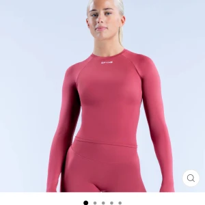 Dfyne Tröja - Defy Long Sleeve Top från dfyne! I färgen raspberry, storlek M (sitter som en S) Helt oanvänd endast testad☺️ (Ny pris $59.00 ~ ca 570 SEK) 