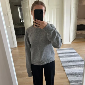Stickad tröja - En grå stickad tröja från HM i storlek S🤍 Fint skick