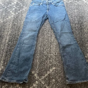 Blå bootcut jeans  -  blå bootcut jeans blivit för små för mig