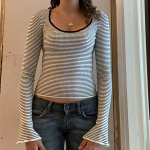 Randig tröja - Säljer en jättefin tunn stickad tröja från h&m. Har används fåtal gånger. Kontakta mig gärna om du undrar något💕