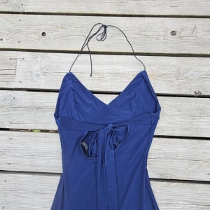 Fin maxi klänning  - Riktigt snygg marinblå maxiklänning från Club London i stretchigt material – använd endast en gång på ett bröllop och är fortfarande som helt ny! Storlek: S/36 – passar även XS/34 till M/38 tack vare stretch.