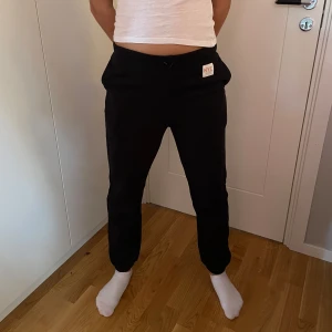 Svarta mjukisbyxor! - Ett par svarta supersköna mjukisbyxor! Bra skick, och inte använda så många gånger. Scrunch i midjan och runt fotleder! 💗 