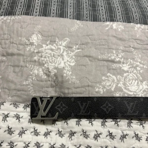  svart monogram bälte - Fin bälte skriv för intresse helt ny