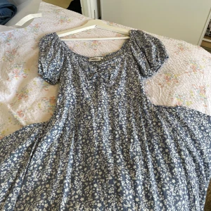 Jätte fin bommig klänning från dobber - Blommig klänning från dobber i väldigt fint skick, nypris ca 800 kr. Otroligt skönt material och fin att ha som den är eller likt bilderna. Såå söt, fynd nu i slutat av sommaren! 